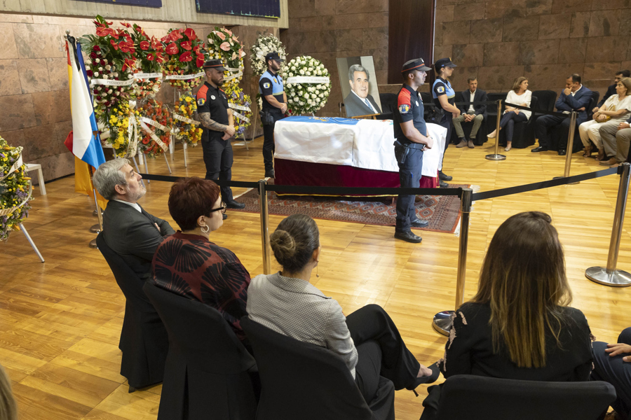 SANTA CRUZ DE TENERIFE, 17/06/2025.- El fallecimiento de Manuel Hermoso, quien fue presidente de Canarias, alcalde de Santa Cruz de Tenerife y líder de la primera Coalición Canaria, ha dejado de luto la política canaria en general y en particular al nacionalismo, del que fue uno de sus artífices. En la imagen, Clavijo (i) y consejeros del Gobierno ante el féretro con los restos mortales de Hermoso a su llegada a la Presidencia del Ejecutivo canario en Santa Cruz de Tenerife. EFE/ Miguel Barreto