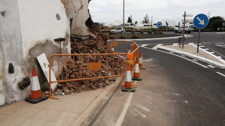 Una guagua choca contra una casa en Lanzarote