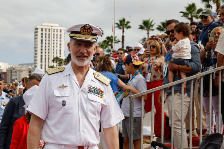 Felipe VI preside las exhibiciones de las Fuerzas Armadas en Gran Canaria