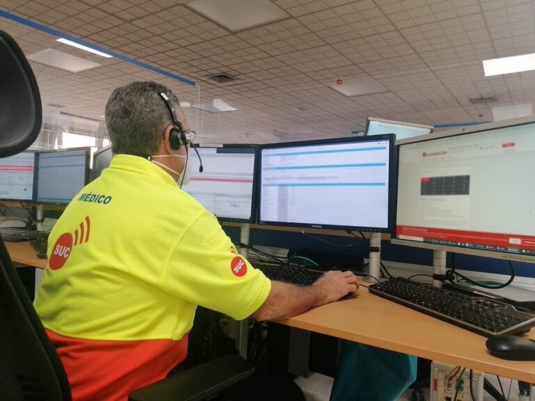 El conductor de un turismo fallece al colisionar frontalmente con un camión en Antigua