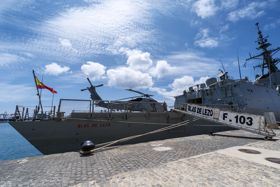 Imagen de la fragata Blas de Lezo en la que se embarcará como guardiamarina este sábado la princesa Leonor. Está atratacada desde hace varios días en el puerto de Las Palmas de Gran Canaria / EFE / Ángel Medina G. 