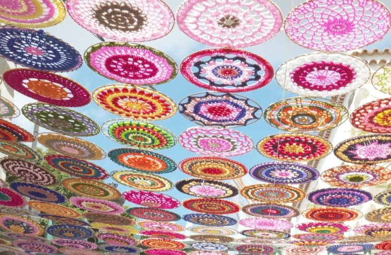 Un cielo de mandalas de ganchillo en Gran Canaria se hace viral en redes sociales