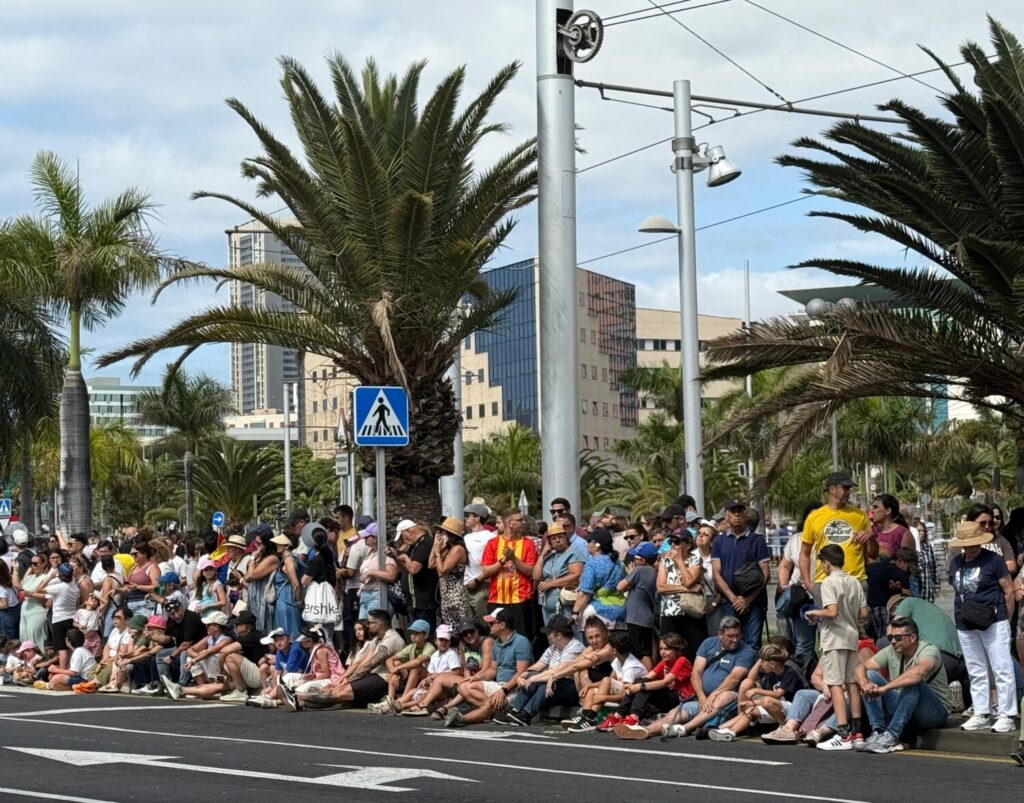 Público en los márgenes de la calzada esperan el desfile de las Fuerzas Armadas. Imagen RTVC