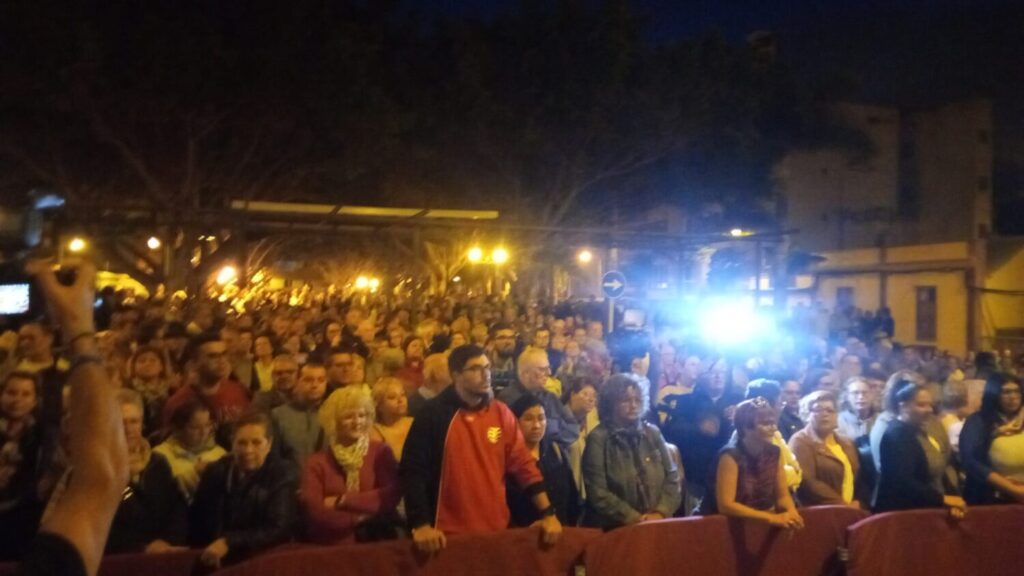 Gente esperando en la Plaza Franchy Rtoca de Telde la llegada de la Virgen del Pino