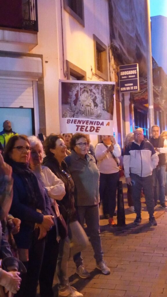 Gente esperando en la Plaza Franchy Rtoca de Telde la llegada de la Virgen del Pino