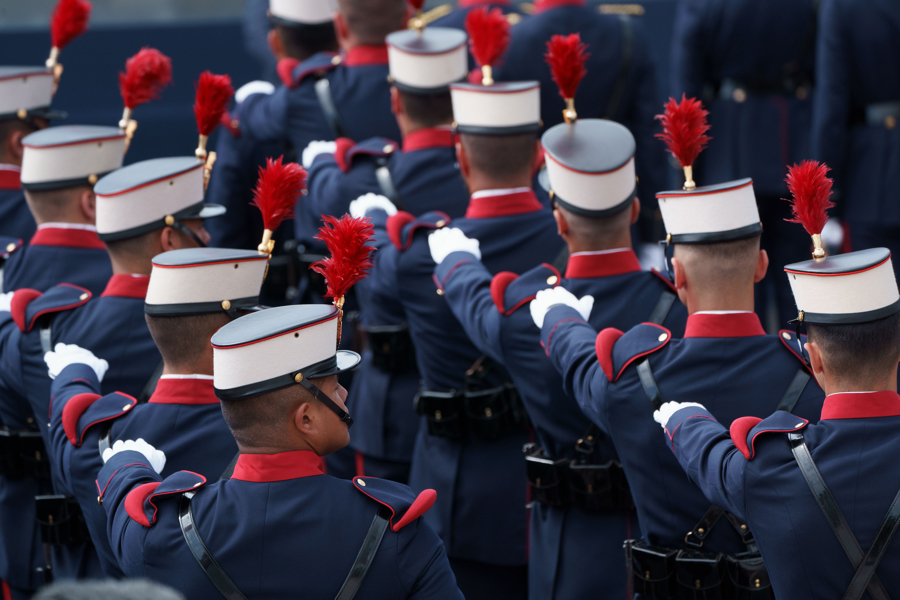 Miembros de la Guardia Real momentos antes del inicio este sábado del desfile con motivo del Día de las Fuerzas Armadas 2025 en Santa Cruz de Tenerife. EFE/Ramón de la Rocha