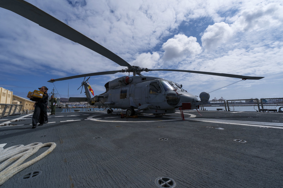 En la imagen, helicóptero con armamento antisubmarinos en la popa de la fragata Blas de Lezo, atracada en el puerto de Las Palmas de Gran Canaria. EFE/Ángel Medina G.