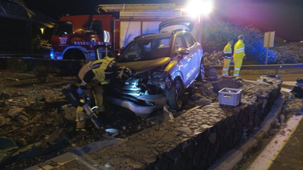 Bomberos del Consorcio de Tenerife procedieron a liberar a uno de los heridos del interior del turismo, ya que el resto de ocupantes había salido por sus propios medios