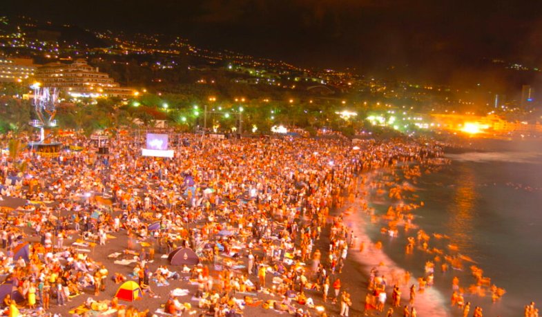 Miles de personas se reúnen cada año por San Juan en el Puerto de la Cruz. Este año se cambia la ubicación de Playa Jardín a Playa Martiánez / Archivo Ayuntamiento de Puerto de la Cruz 