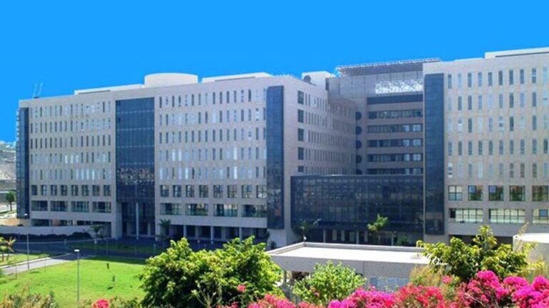 El Hospital Doctor Negrín atiende a 400 pacientes con cáncer de tiroides al año