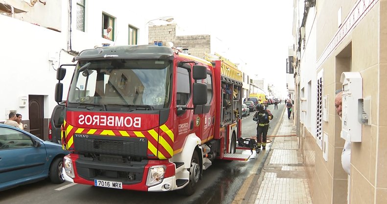 Sofocan las llamas de un incendio en una vivienda de Arrecife. Imagen RTVC
