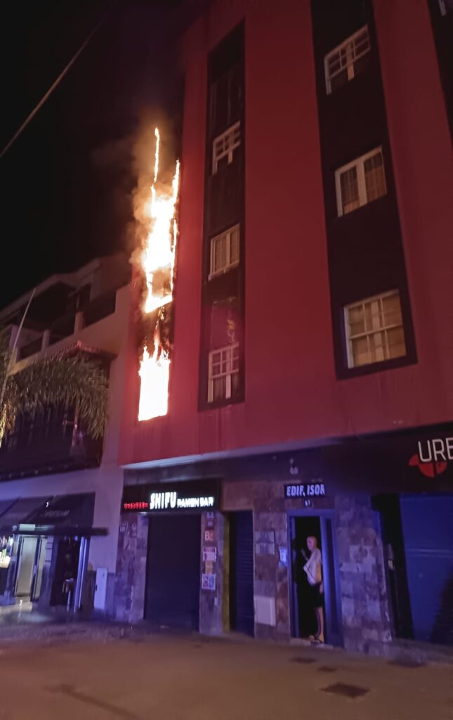 Las llamas del incendio de la vivienda del Puerto de la Cruz salieron por el exterior de las ventanas alertando a los vecinos / 112 Canarias 