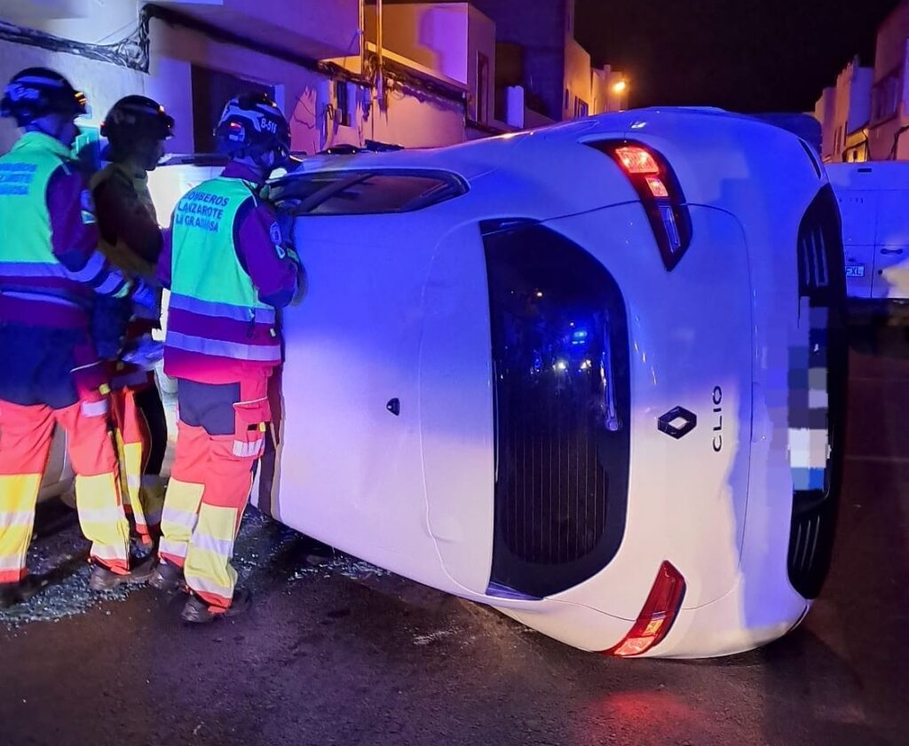 Un vehículo vuelca sin heridos atrapados en Lanzarote