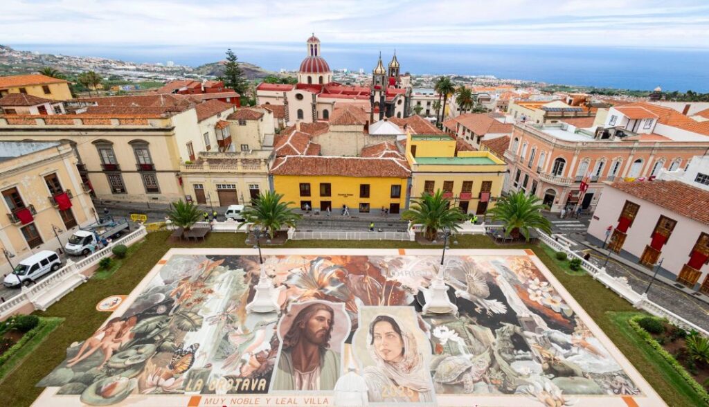 La plaza del Ayuntamiento de La Orotava protagonizada por el gran tapiz del Corpus Christi / Ayuntamiento de La Orotava 