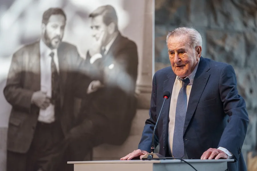 El expresidente del Gobierno de Canarias Manuel Hermoso, en una de sus últimas pariciones públicas, el 2 de julio de 2024, cuando la comunidad autónoma recibió sus archivos personales y los de Adán Martín (el la foto a su lado). EFE/Ramón de la Rocha