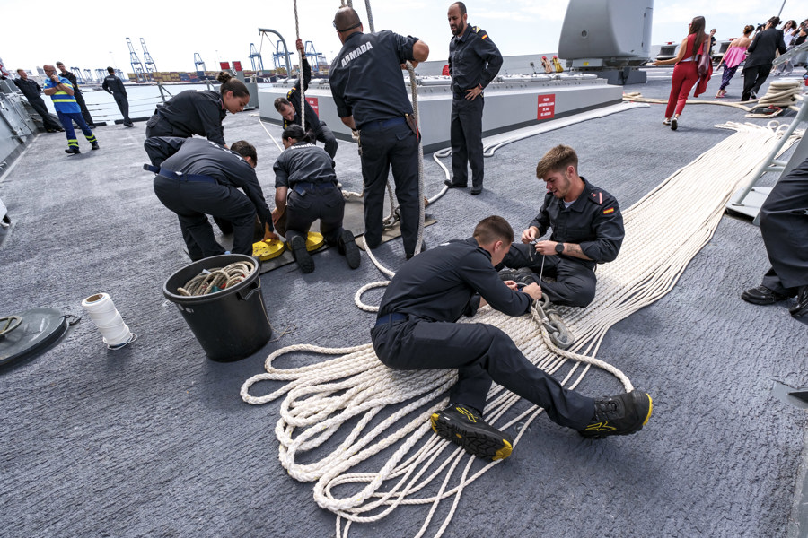 Marineros de la fragata Blas de Lezo realizan trabajos en la proba del barco, atracado en el puerto de Las Palmas de Gran Canaria. EFE/Ángel Medina G.