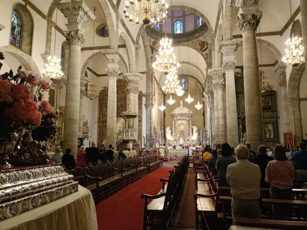 Los alfombristas han comenzado la jornada con la tradicional misa en la Iglesia de la Concepción / RTVC / Lorena de Cobos