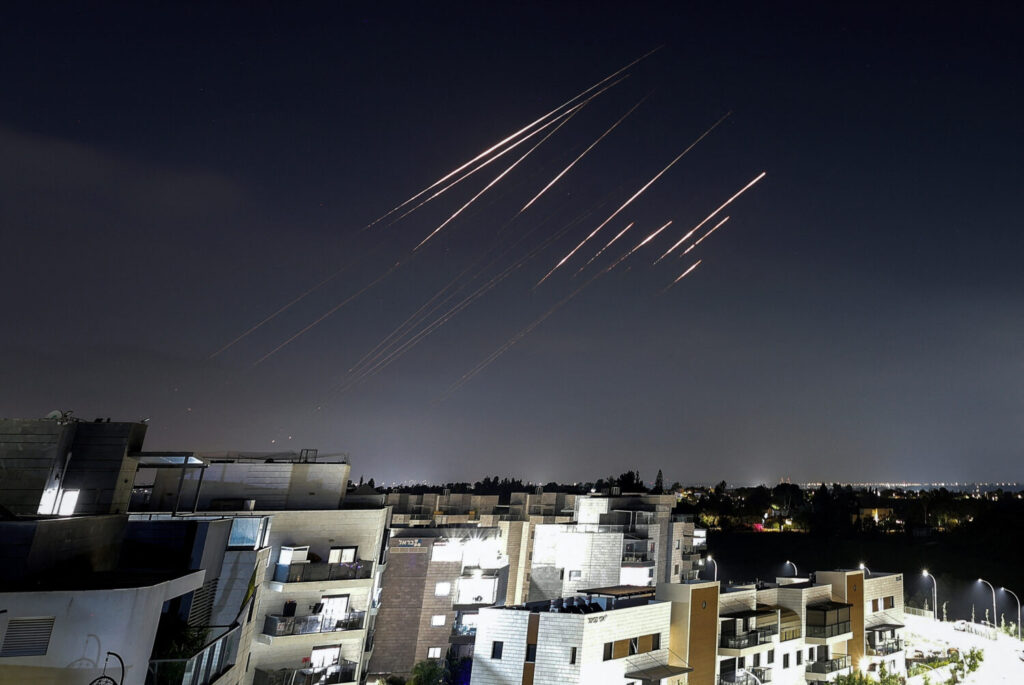 Misiles lanzados desde Irán hacia Israel son interceptados, como se ve desde Gedera, Israel, el 14 de junio de 2025. REUTERS/Ilan Assayag 