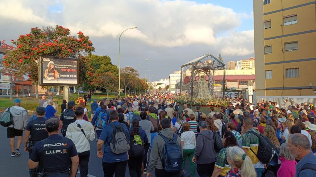 Las calles y avenidas están llenas con miles de personas acompañando a la Virgen del Pino en su recorrido / RTVC / Miguel Quintana