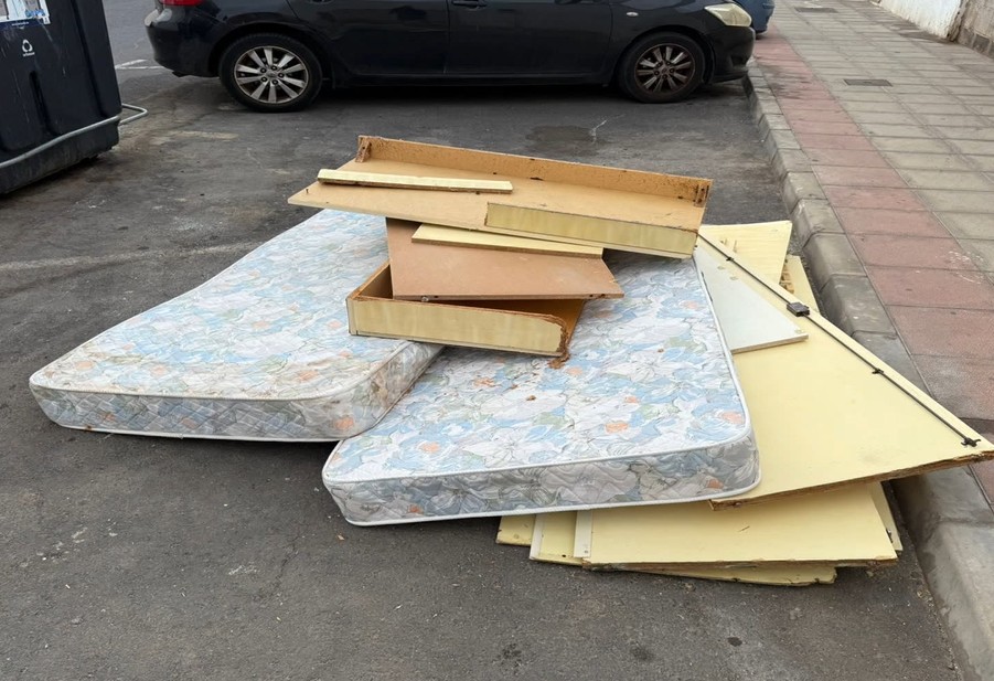 El Ayuntamiento de Arrecife (Lanzarote) denuncia a un vecino por tirar muebles desde su azotea