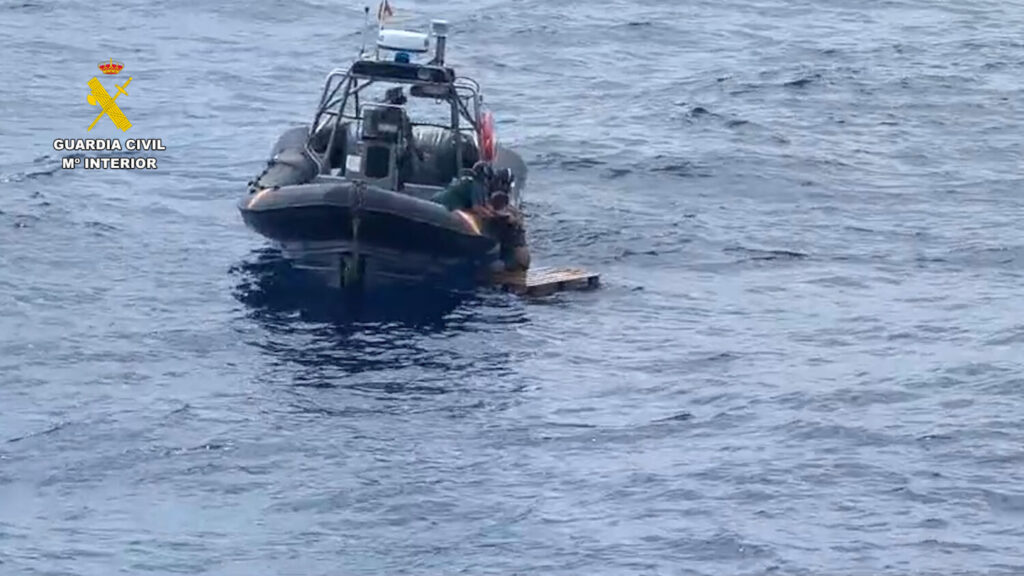 Rescatan a un hombre que pretendía cruzar de Tenerife a Gran Canaria sobre un palet de madera