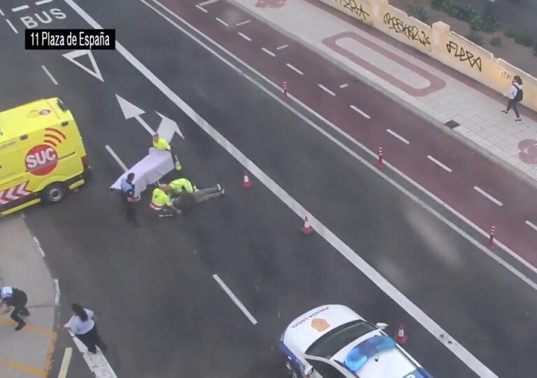Herida leve tras una colisión entre una motocicleta y una guagua en Las Palmas de Gran Canaria