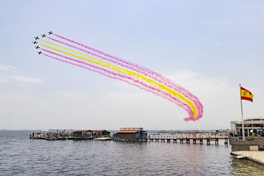 SAN JAVIER (MURCIA), 15/06/2025.- La emblemática Patrulla Águila sobrevuela el cielo de Murcia, cuyos aviones, que cumplen 40 años, han realizado sus últimas acrobacias en el aire en un festival, el Aire25, que ha congregado a miles de personas que han abarrotado las playas del Mar Menor. EFE/ Marcial Guillén