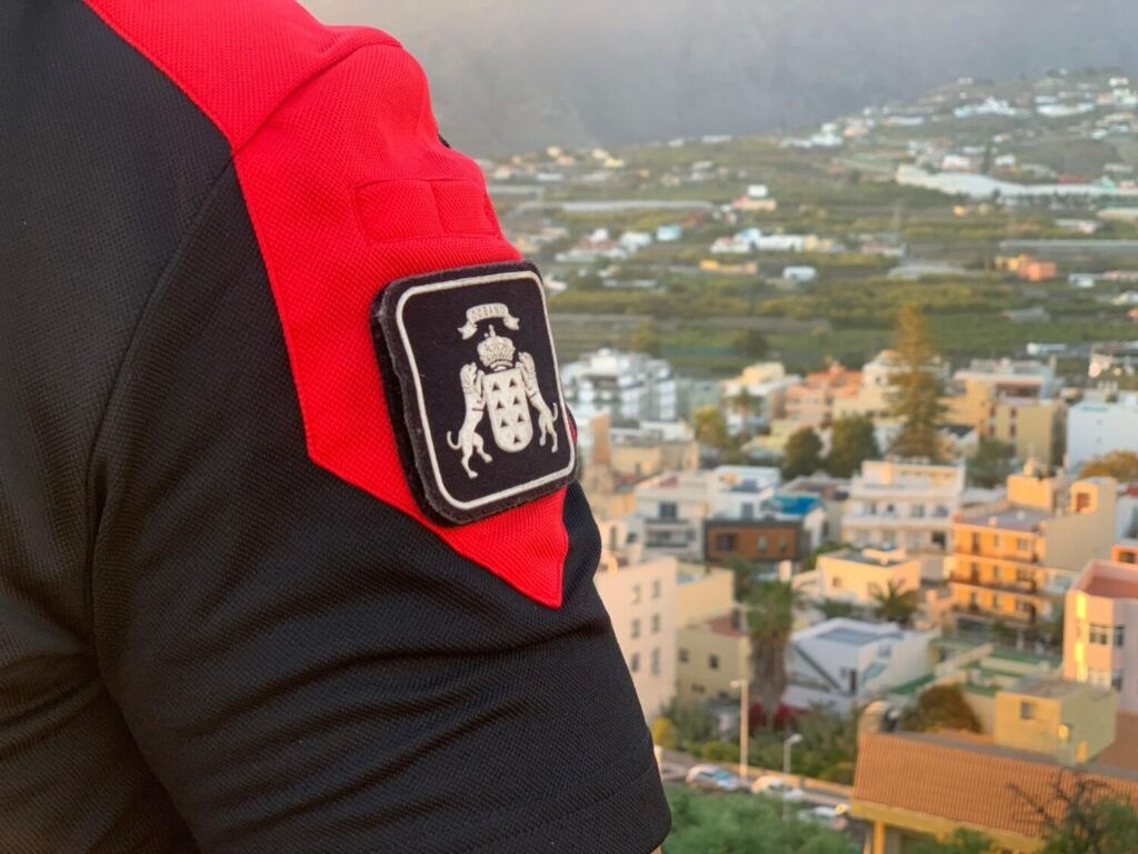 El detenido mostró una actitud esquiva al percatarse de la presencia policial en la avenida Tanausú