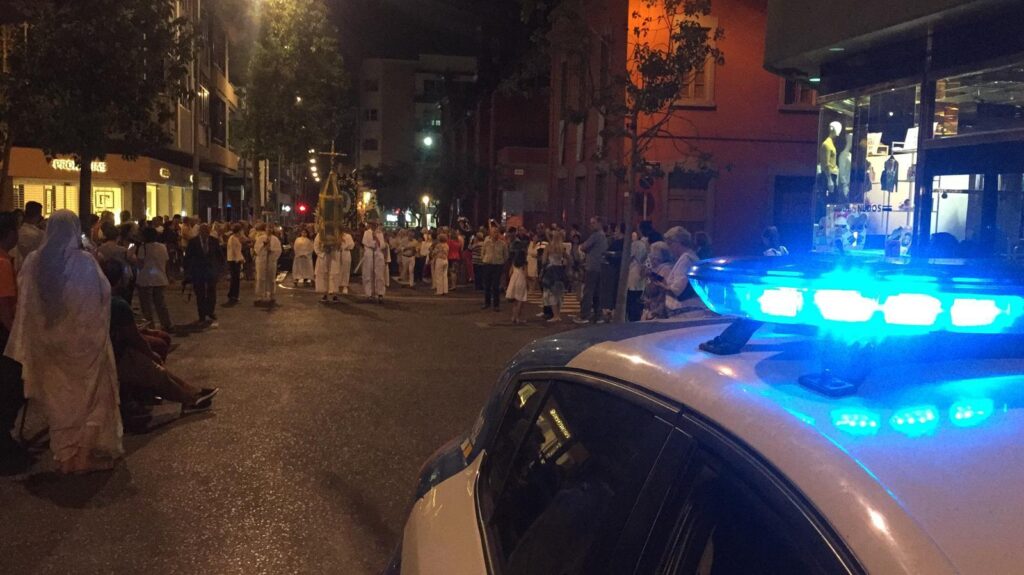 Miembros de la Policía Local de Las Palmas de Gran Canaria durante uno de los controles de seguridad con motivo de la visita de la Virgen del Pino a Las Palmas de Gran Canaria 