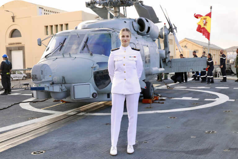 Culminan las maniobras con fuego real en las que participó Leonor de Borbón