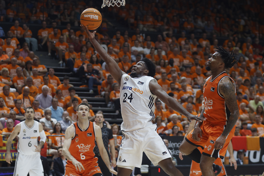 VALENCIA, 25/06/2025.- El base del Real Madrid Andrés Feliz (i) entra a canasta ante el base del Valencia Chris Jones (d) durante el tercer partido de la final de la Liga Endesa que disputan hoy miércoles en el pabellón de la Fuente San Luis de Valencia. EFE/Miguel Ángel Polo