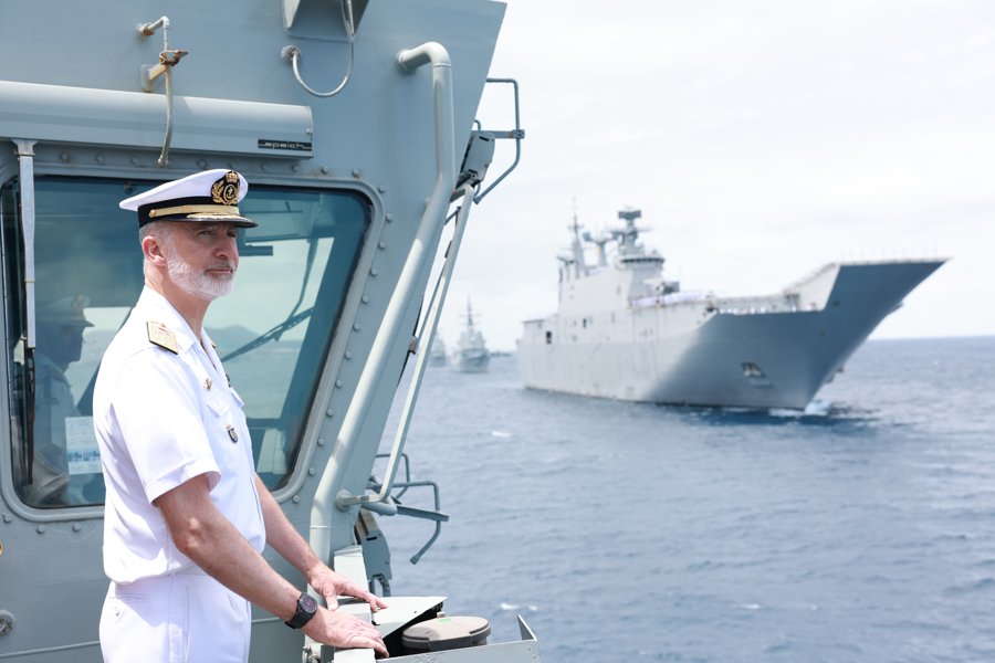 El rey Felipe VI el pasado seis de junio en la revista naval en la bahía de Las Palmas de Gran Canaria, en la que han intervenido diversos barcos de la Armada como el buque anfibio portaeronaves 'Juan Carlos I'; el de asalto anfibio 'Castilla'; las fragata 'Blas de Lezo',' Álvaro de Bazán' y 'Santa María'; el buque escuela 'Intermares'; los buques de acción marítima 'Tornado' y 'Rayo', y dos destructores. EFE/Casa de S.M. El Rey/José Jiménez 