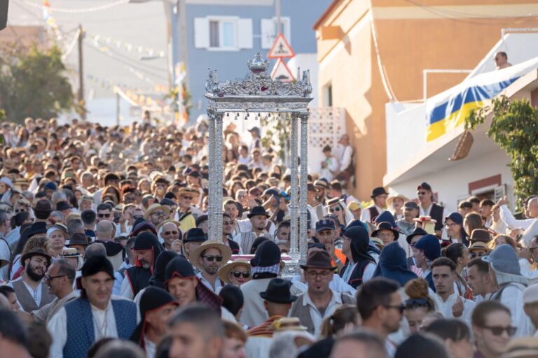 La Palma vive uno de los días importante de las Fiestas Lustrales: la Bajada del Trono de la Virgen de las Nieves