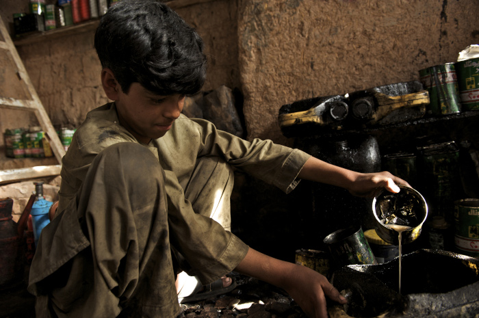 Hasib, de 12 años, trabaja en un taller de coches. La infancia sufre las consecuencias de trabajar en todo el mundo. Se calcula que 160 millones están siendo explotados y que otros tantos están en riesgo