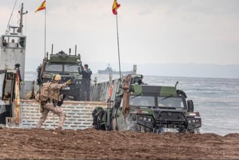 Imágenes de los buques y maniobras para la celebración del Día de las Fuerzas Armadas
