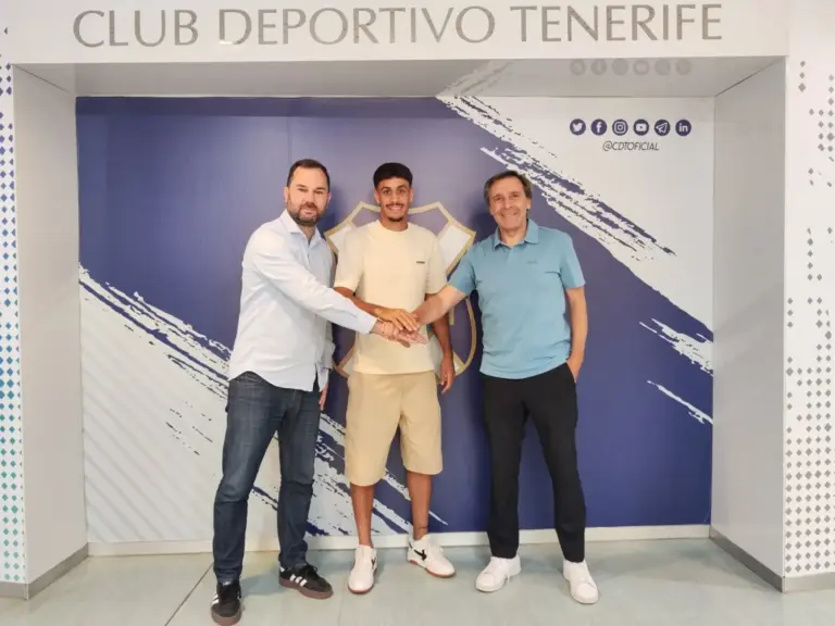 El defensa David Rodríguez renueva con el CD Tenerife hasta 2028