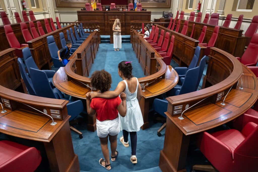 Los niños del proyecto ‘Vacaciones en Paz 2025’ visitan el Parlamento.