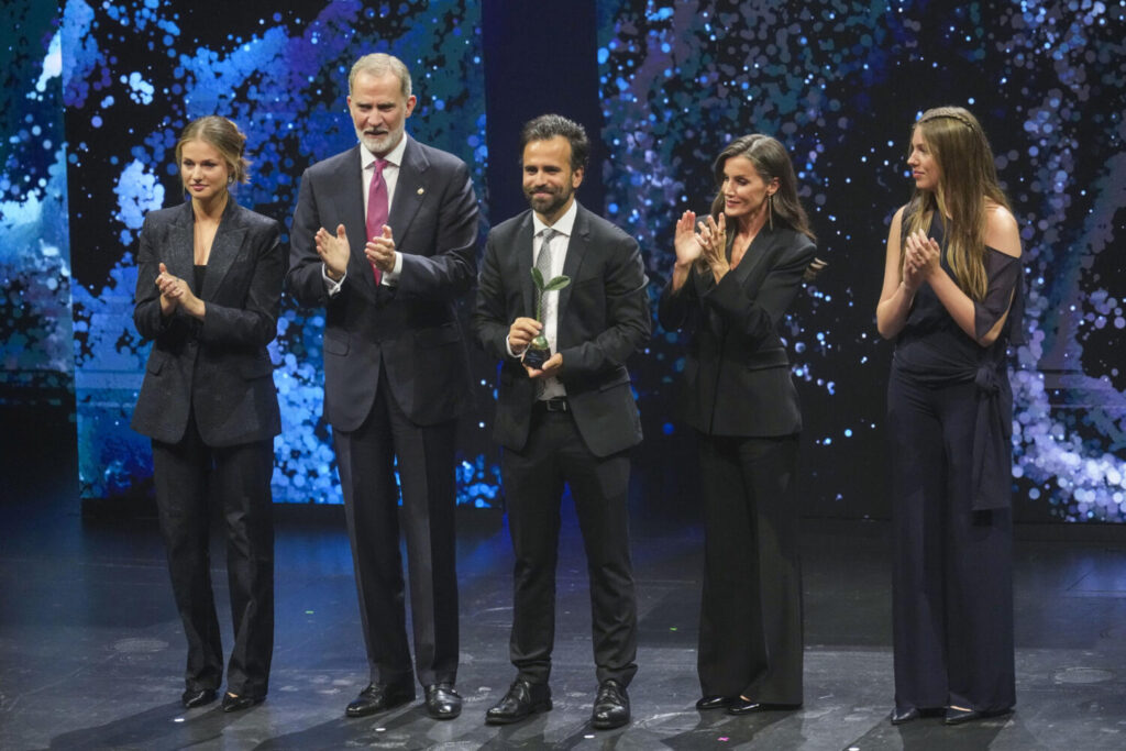 El ingeniero químico e investigador de la Universidad Tecnológica de Eindhoven, Antoni Forner Cuenca (c), acompañado por la familia real tras recibir el ´Premio Investigación´ durante la entrega de los premios de la Fundación Princesa de Girona que se ha celebrado este miércoles en el Liceu de Barcelona. EFE / Alejandro García.