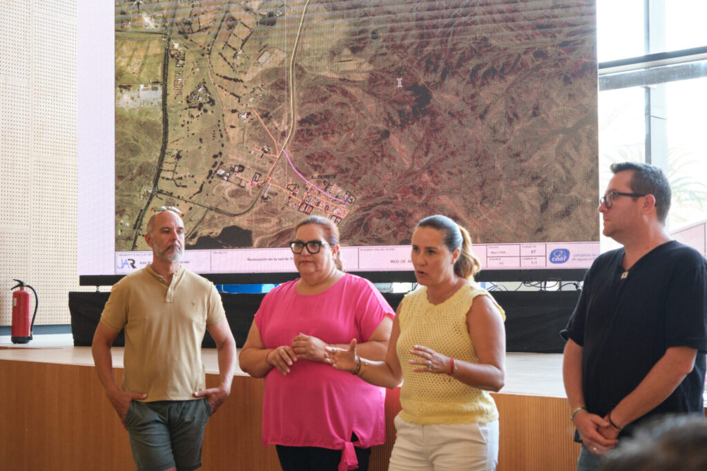 El CAAF invierte 300 mil euros para renovar la red de Altavista. Reunión del CAAF con los vecinos del barrio de Altavista/ Cabildo de Fuerteventura.