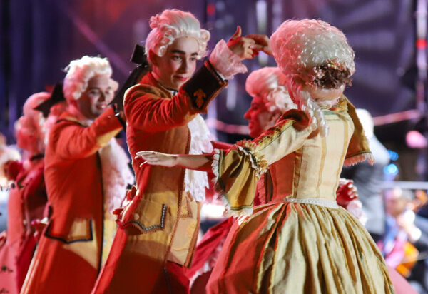 24 parejas de bailes han participado en el Minué de la Bajada de la Virgen en Santa Cruz de La Palma / EFE / LUIS G MORERA.