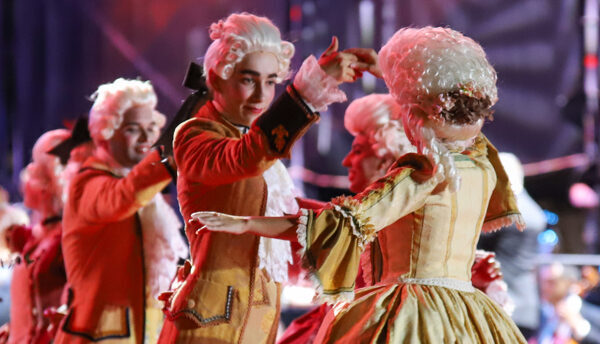 24 parejas de bailes han participado en el Minué de la Bajada de la Virgen en Santa Cruz de La Palma / EFE / LUIS G MORERA.