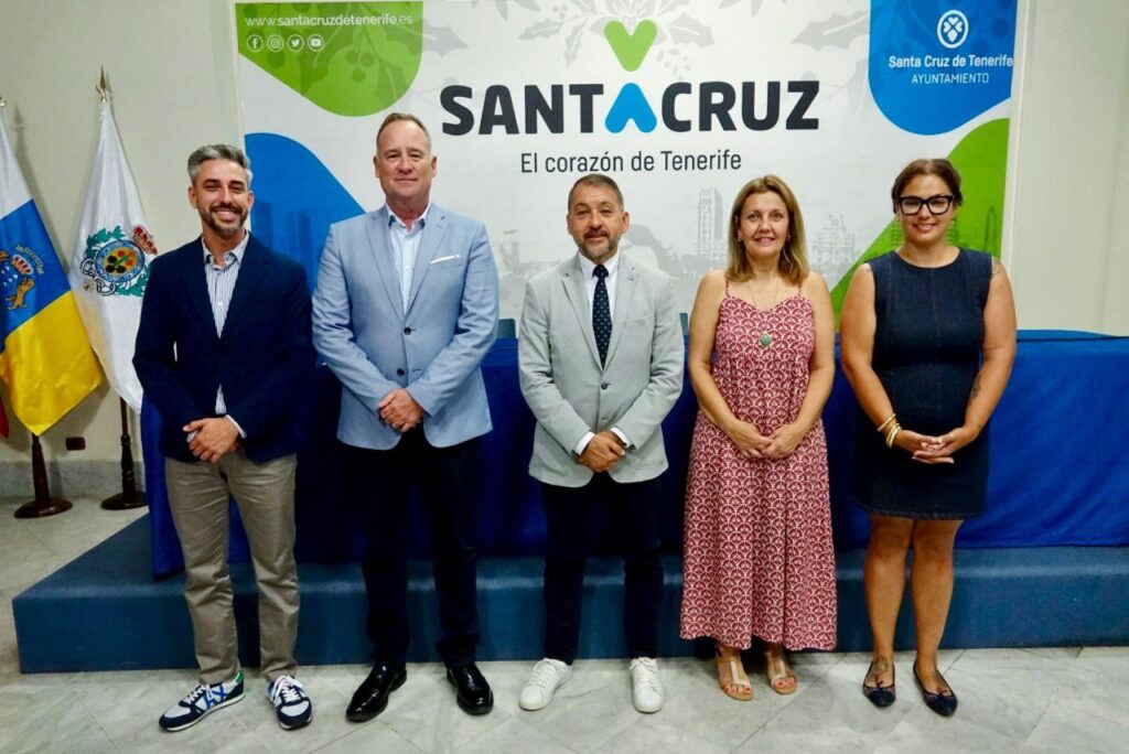 Las autoridades municipales, encabezadas por el alcalde José Manuel Bermúdez, junto a concejales y representantes de la Asociación Histórico-Cultural Gesta del 25 de Julio de 1797, durante la presentación oficial del programa de conmemoración de la histórica Gesta del 25 de julio de 1797 en Santa Cruz de Tenerife / AYUNTAMIENTO DE SANTA CRUZ DE TENERIFE