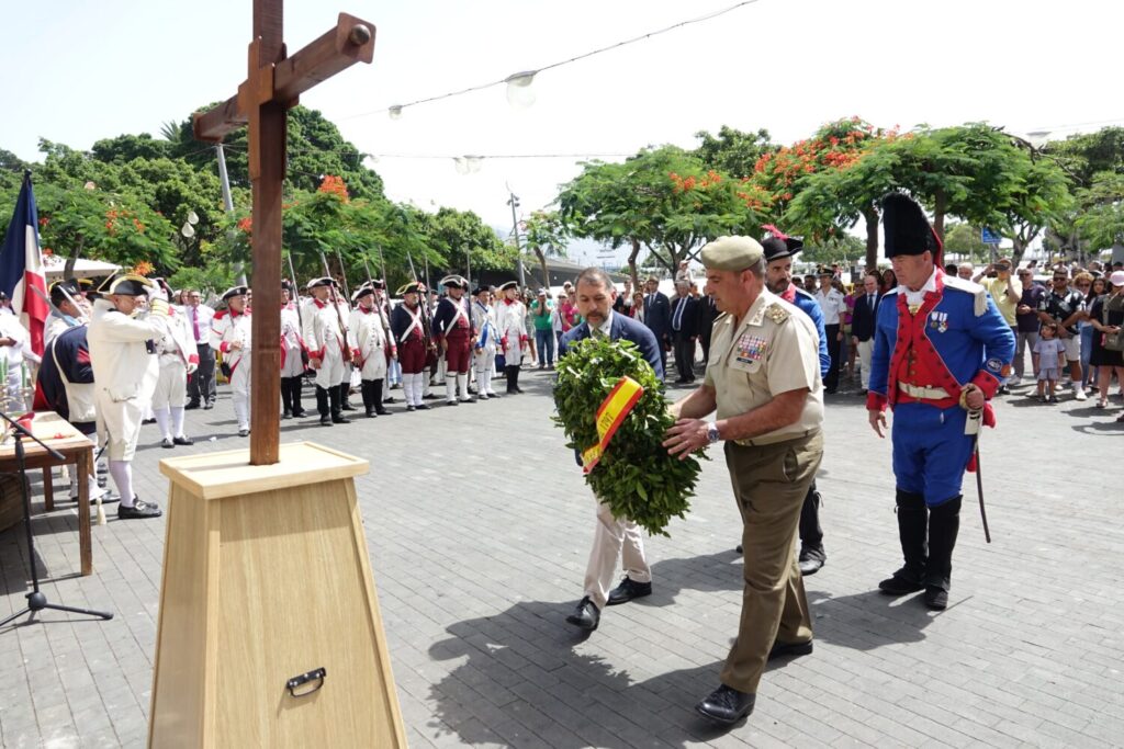 El alcalde de Santa Cruz de Tenerife, José Manuel Bermúdez, participó en los homenajes durante la clausura de los actos de la Gesta del 25 de julio de 1797 / AYUNTAMIENTO DE SANTA CRUZ DE TENERIFE