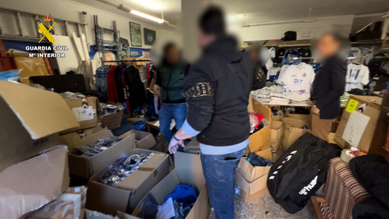 Dos detenidos y un investigado por la sustracción de más de 3.000 prendas deportivas del CD Tenerife