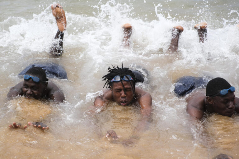 Aprender a nadar después de cinco días en cayuco por el Atlántico hasta El Hierro