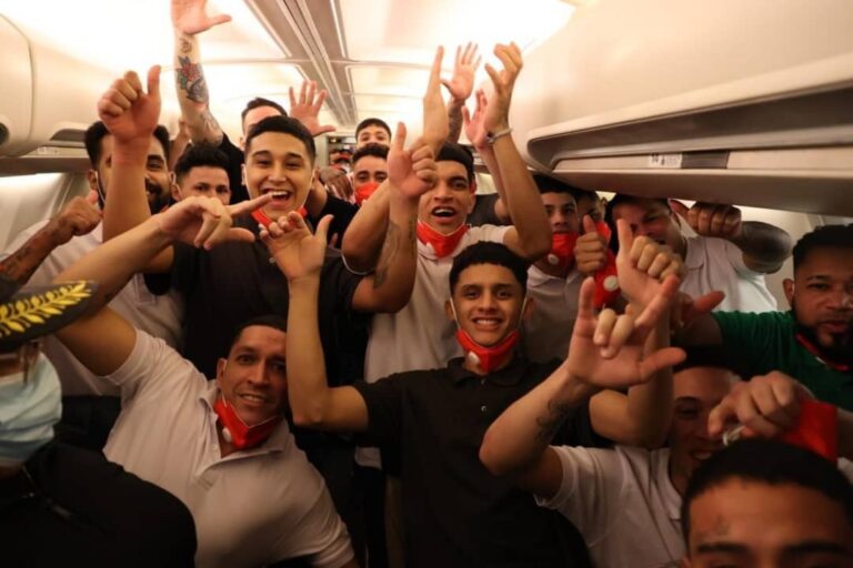 Venezuela recibe a detenidos en El Salvador y libera a presos tras inédito canje con EEUU