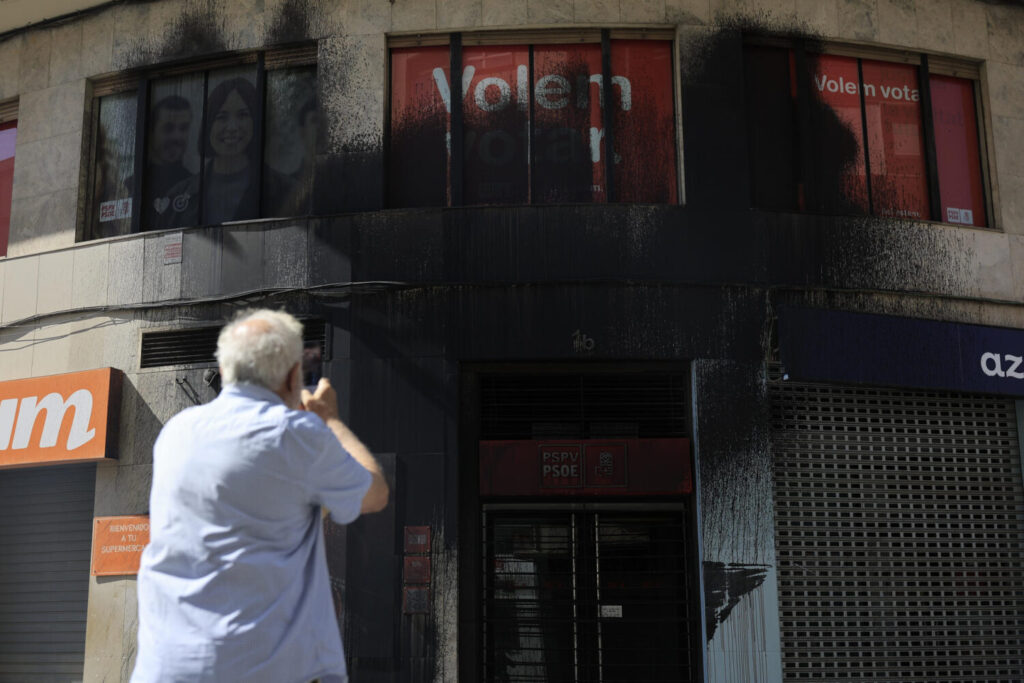 La sede de los socialistas valencianos amanece vandalizada con pintura negra