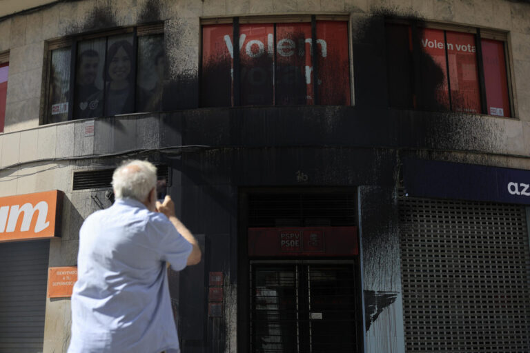 La sede del PSOE en Valencia amanece vandalizada con pintura negra