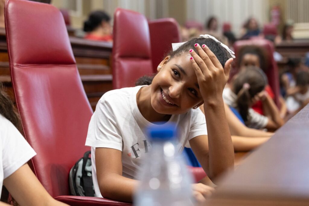 Los niños del proyecto ‘Vacaciones en Paz 2025’ visitan el Parlamento