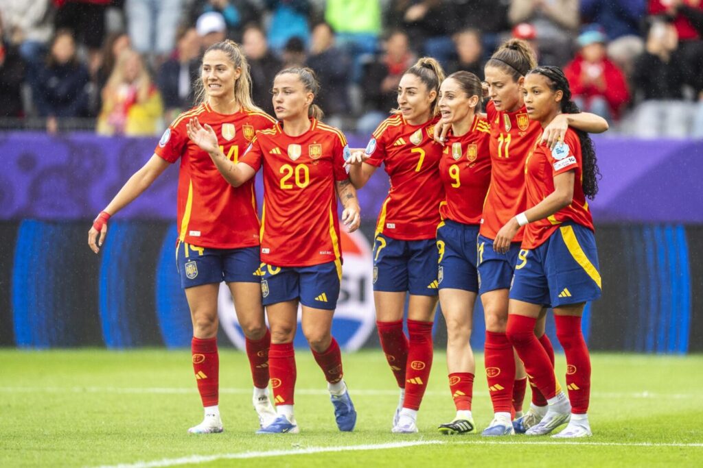 Las jugadoras de España celebran el cuarto gol (4-1) durante el partido del Grupo B de la UEFA Women's EURO 2025 entre España y Bélgica